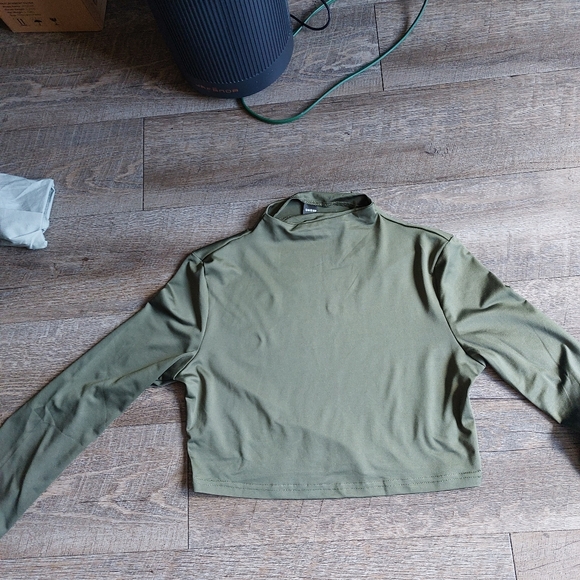 Green long-sleeved crop - Picture 4 of 4